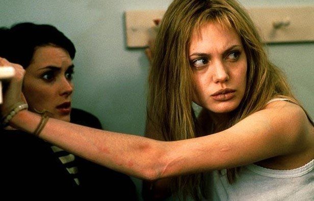 Escena de la película Inocencia interrumpida, de 1999, con Angelina Jolie y Winona Ryder.